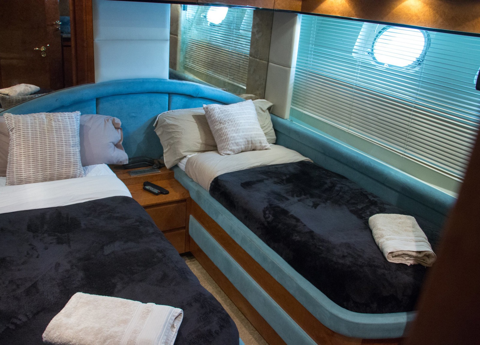 twin bed cabin luxusyacht mochi craft 85 leigh