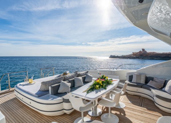 oberdeck luxusyacht mangusta 92 five stars balearic islands
