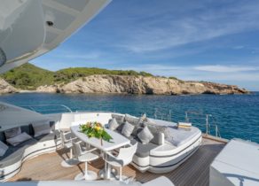 oberdeck sitzgruppe luxusyacht mangusta 92 five stars balearic islands