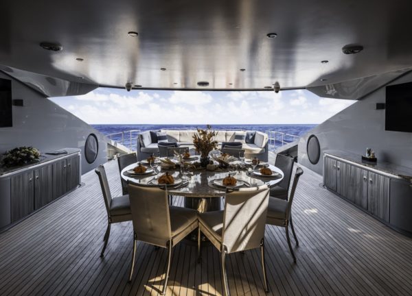 oberdeck sitzgruppe luxusyacht parker johnson 150 andiamo