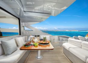 oberdeck sitzgruppe luxusyacht pershing 72 legendary balearic islands