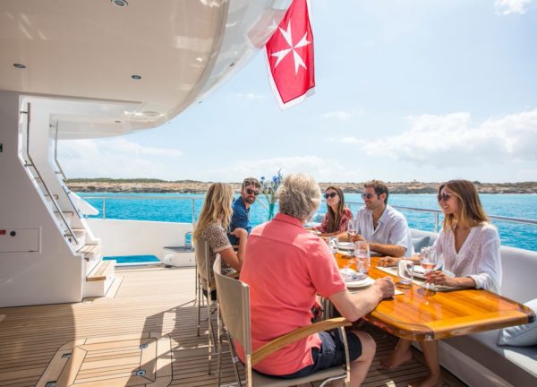 oberdeck sitzgruppe luxusyacht vanquish 82 sea story balearic islands