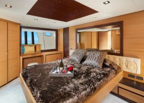 vip kabine luxusyacht pershing 72 legendary balearic islands