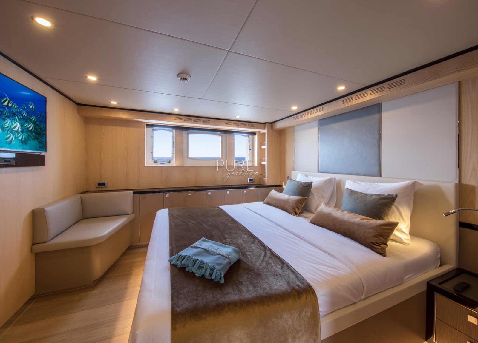 vip kabine luxusyacht vanquish 82 balearic islands