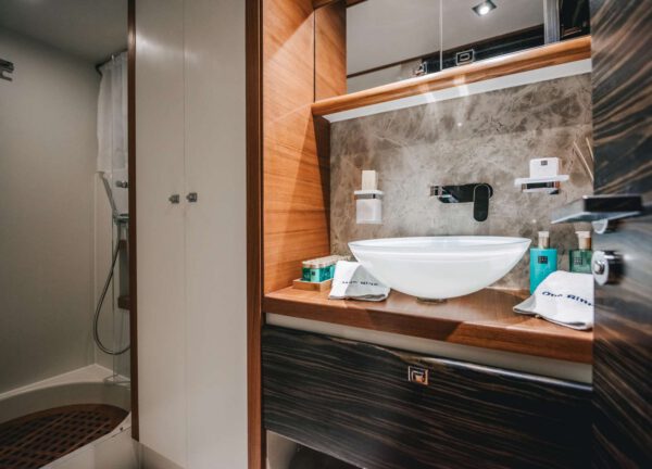 badezimmer megayacht oceanline 127 one blue kroatien charter