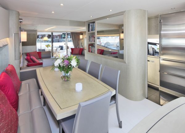 essbereich tisch luxusyacht sunseeker 75 balearic islands