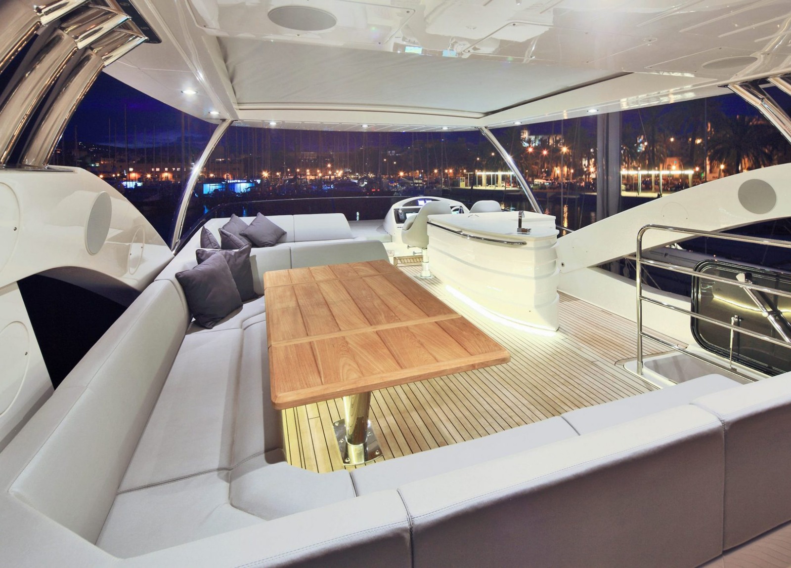 oberdeck sitzgruppe luxusyacht sunseeker 75 balearic islands