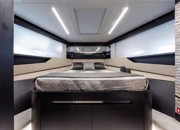 vip kabine luxusyacht pershing 8x beyond balearics