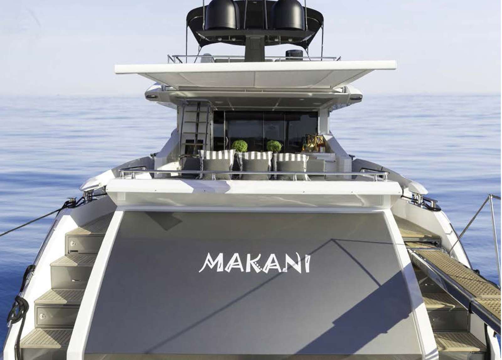 rückseite Luxury Yacht azimut 77 makani