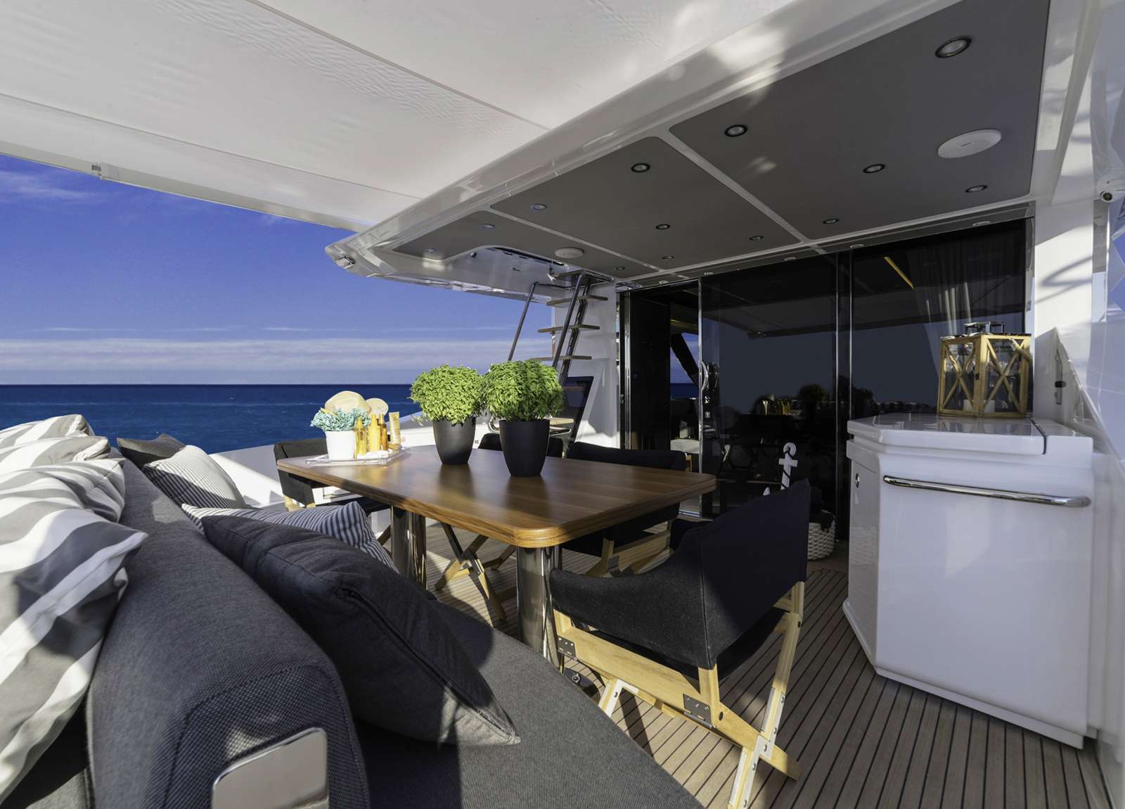 sitzgruppe Upperdeck Luxury Yacht azimut 77 makani