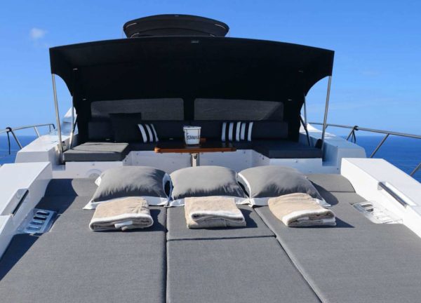 sunbeds Luxury Yacht azimut 77 makani griechenland