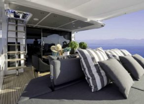 Upperdeck Luxury Yacht azimut 77 makani