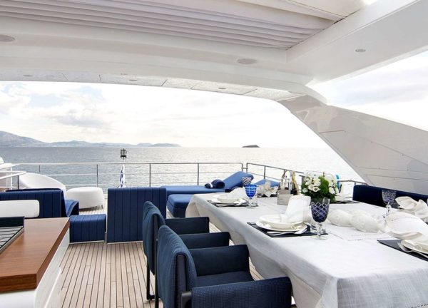 Upperdeck sitzgruppe Luxury Yacht azimut 95 memories too