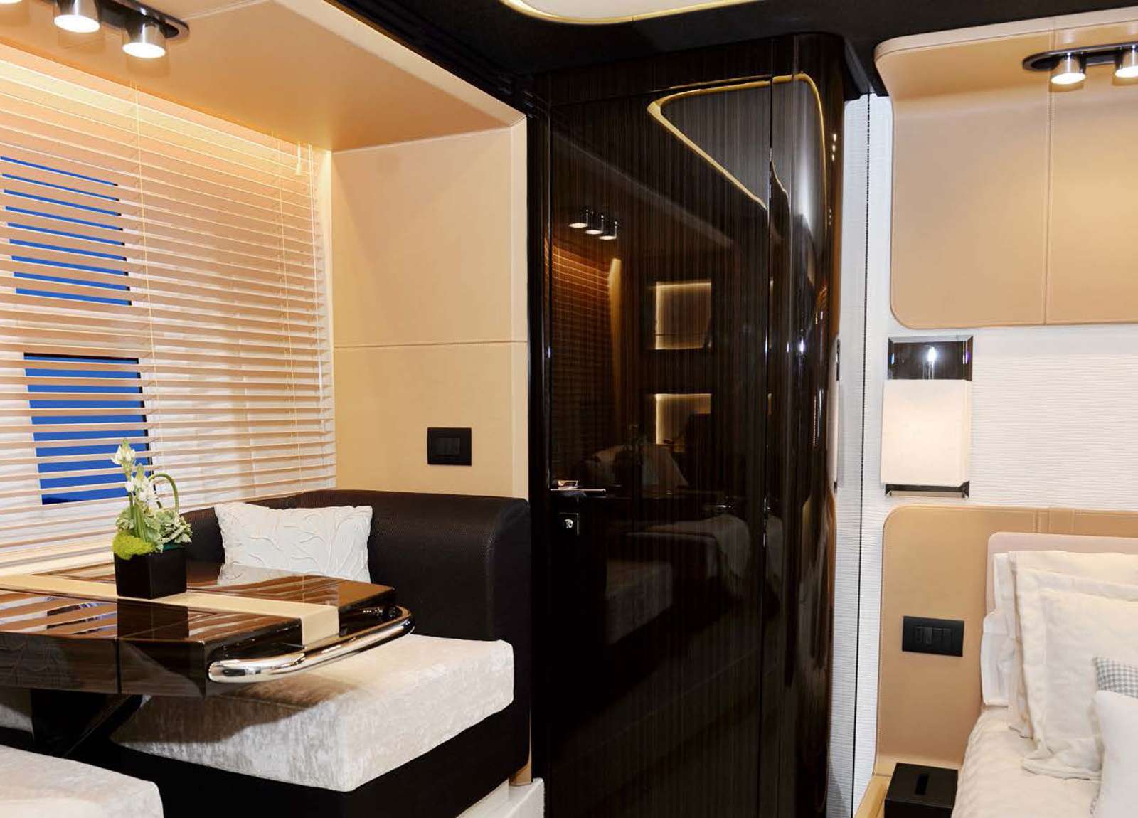 vip Cabin Luxury Yacht azimut 77 makani griechenland