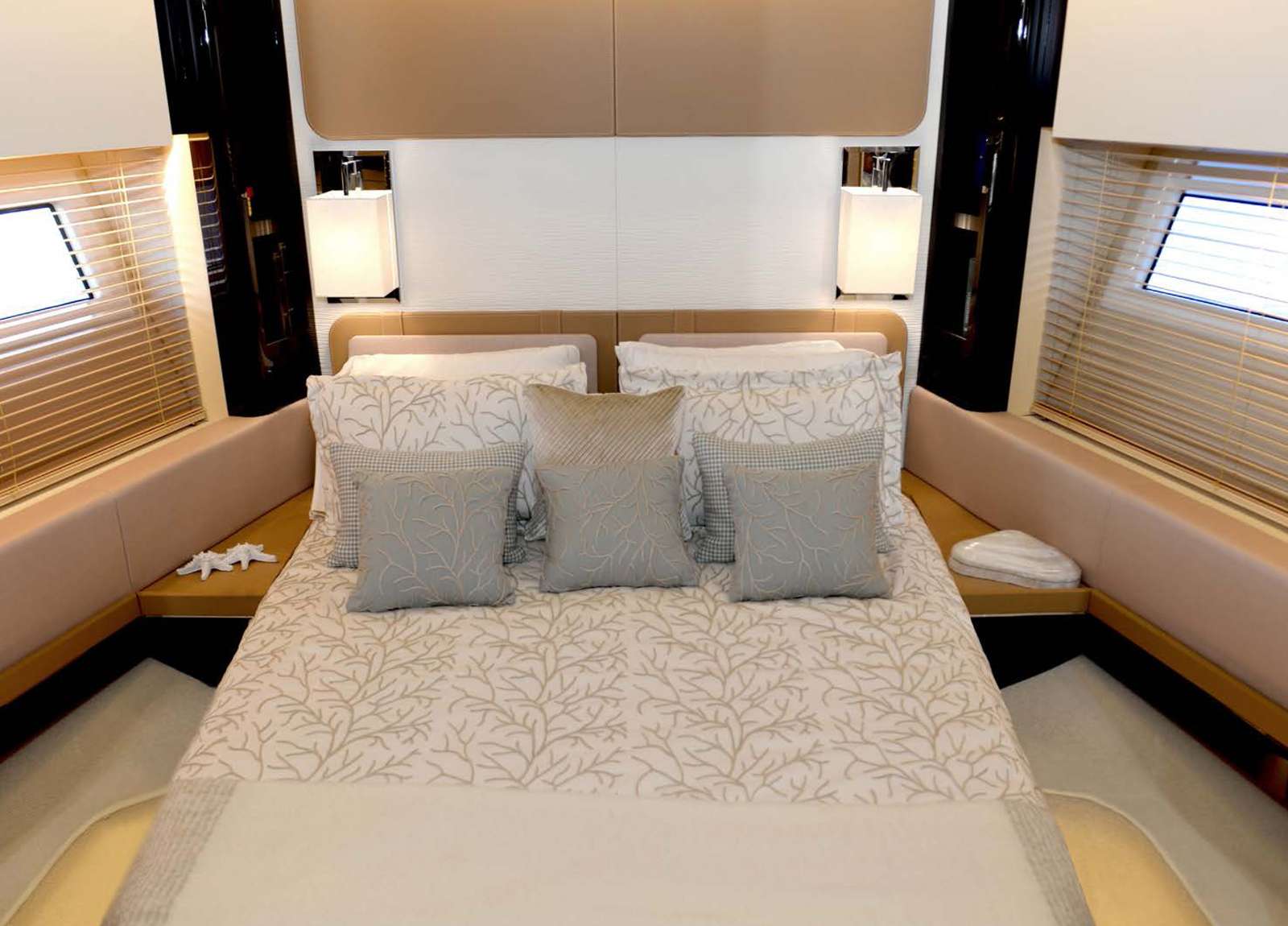 vip Cabin Luxury Yacht azimut 77 makani