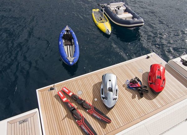 water toys Luxury Yacht azimut 95 memories too