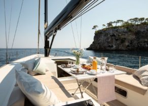 oberdeck sitzgruppe sailing yacht luxury charter miayabi balearic islands