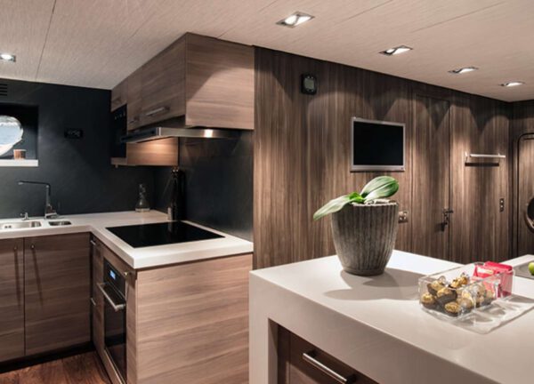 kitchen luxusyacht leopard 34 westliches mitelmeer