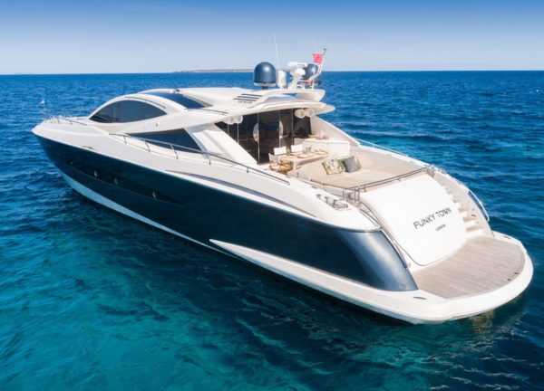 rückseite luxusyacht canados 90 funky town balearic islands charter