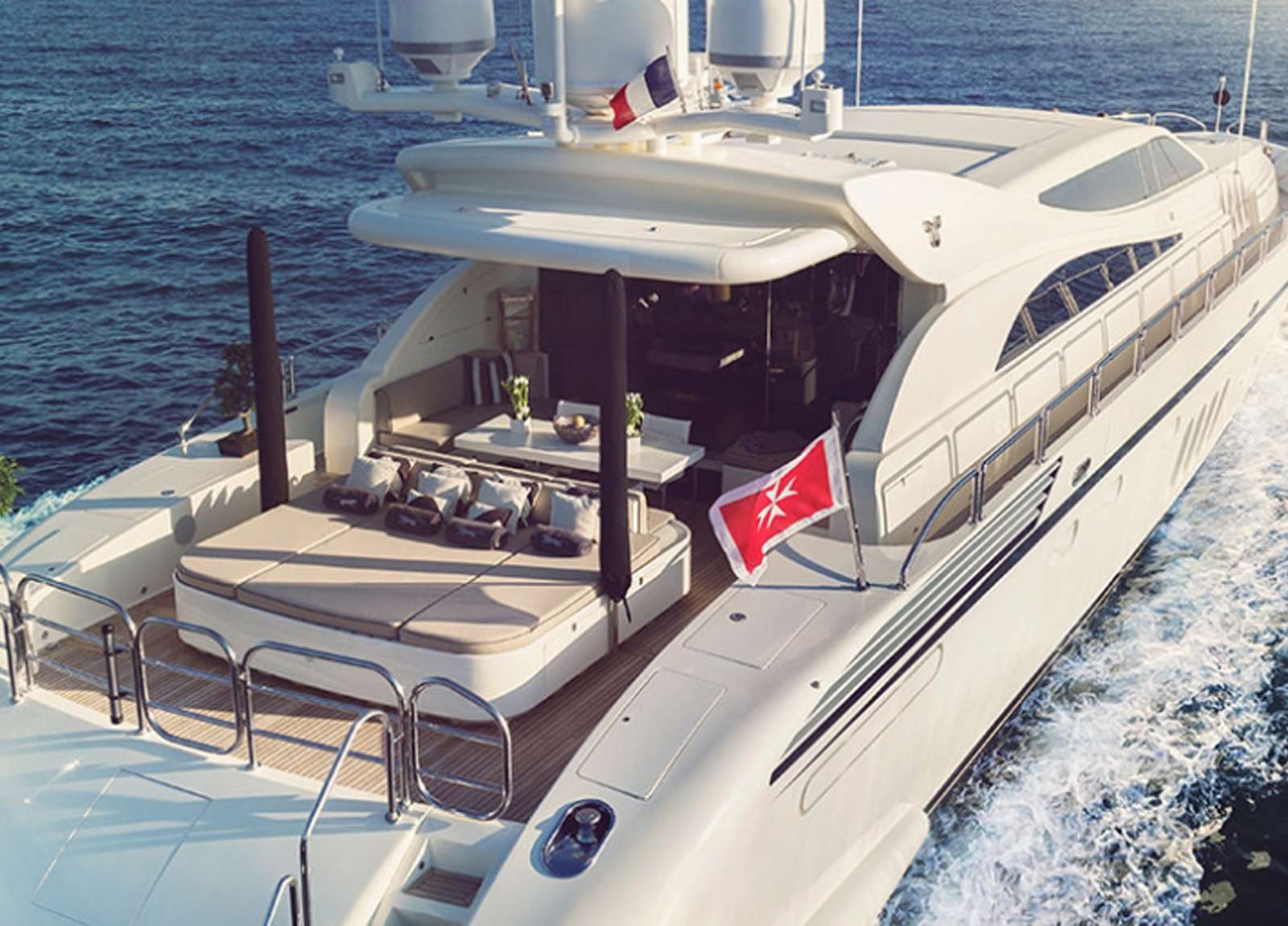 rückseite luxusyacht leopard 34 westliches mitelmeer