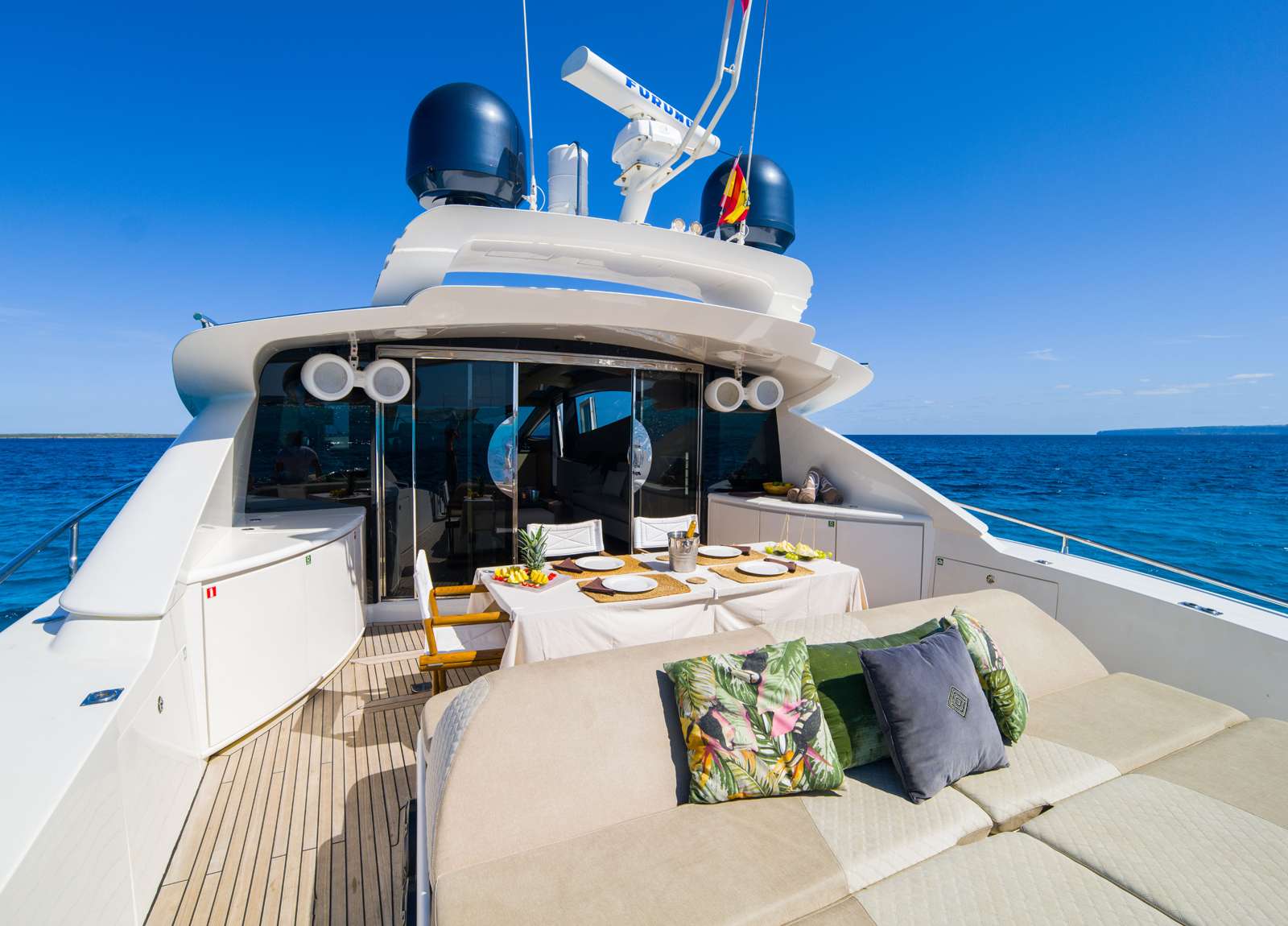sunbeds luxusyacht canados 90 funky town balearic islands charter