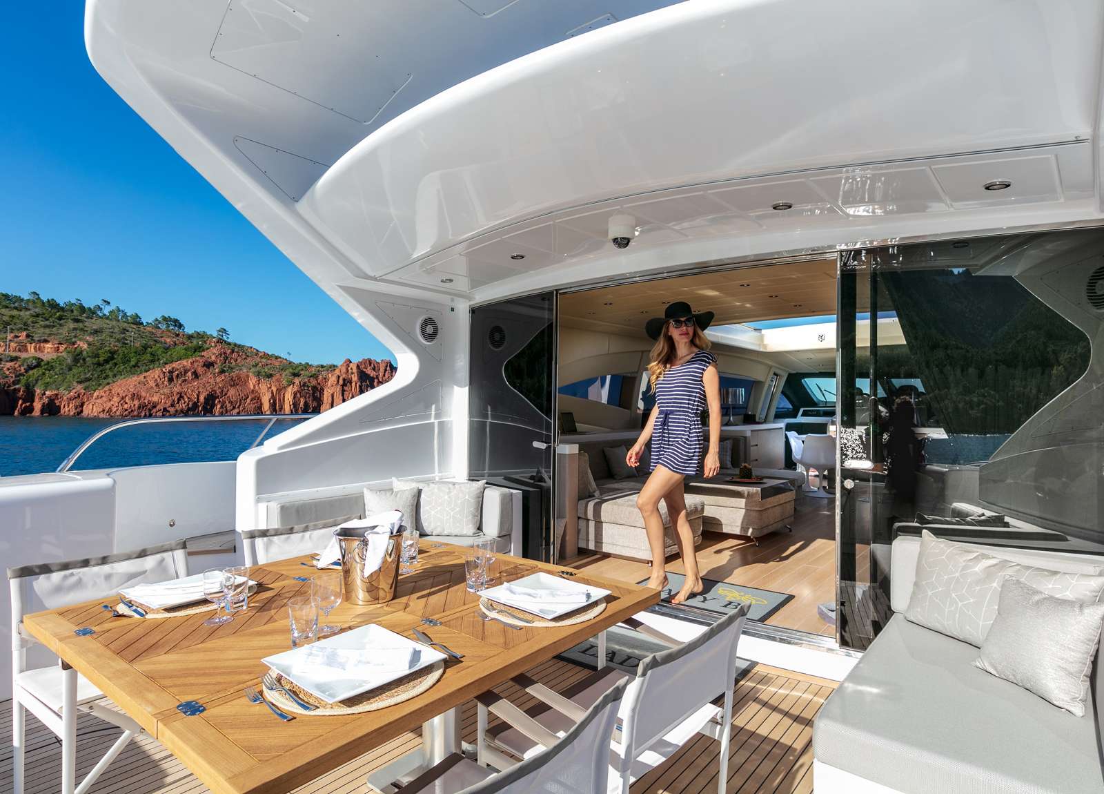 oberdeck luxusyacht mangusta 108 lady b