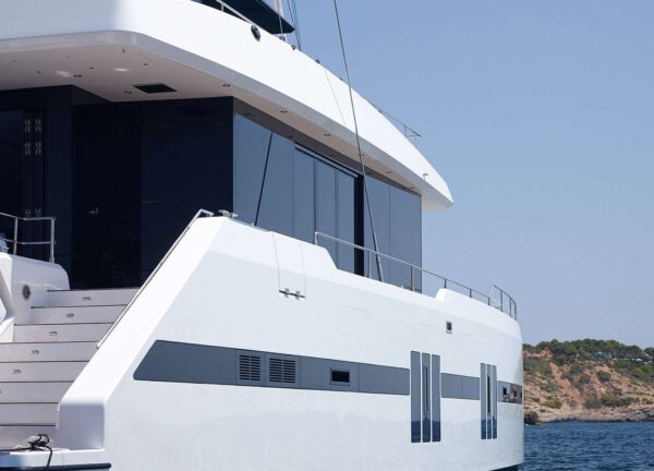 Aussenausstattung luxury catamaran sunreef supreme 68 midori for charter spanien