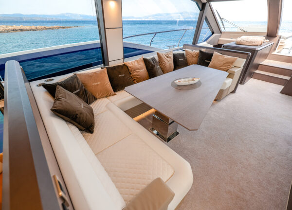 lounge inside luxus yacht galeon 640 fly 2