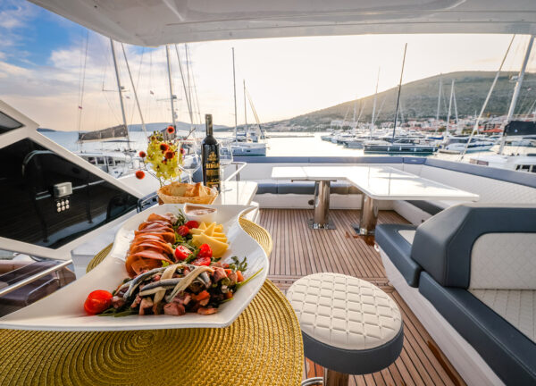 outside deck luxus yacht galeon 640 fly 2