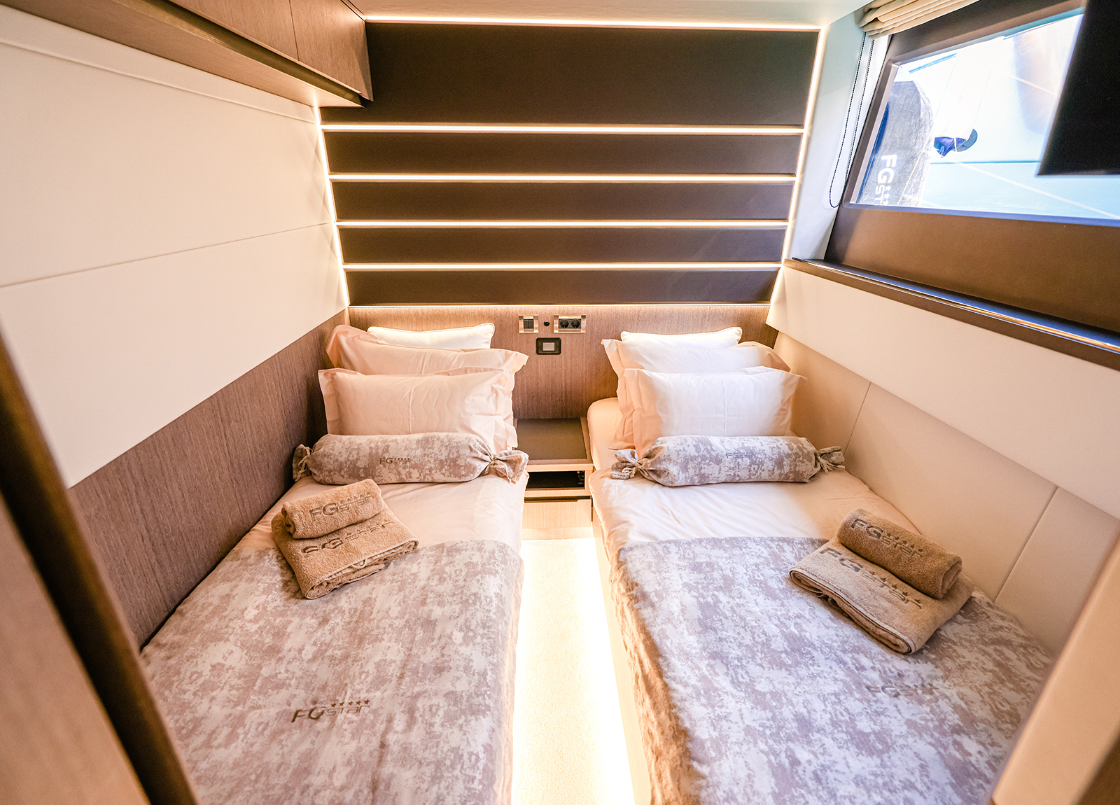 single beds luxus yacht galeon 640 fly 2