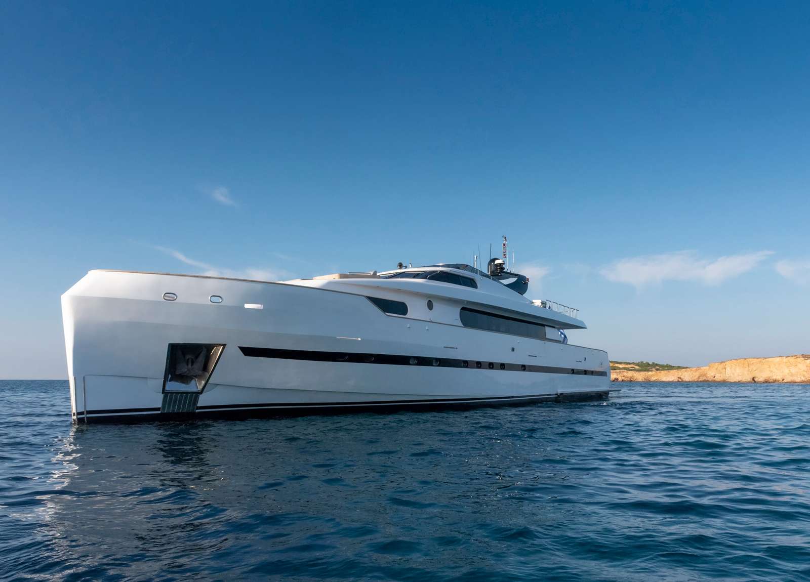 luxusyacht bugari 112 project steel charter