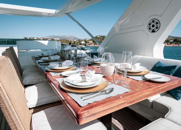 oberdeck sitzgruppe luxusyacht azimut 29m koukles griechenland