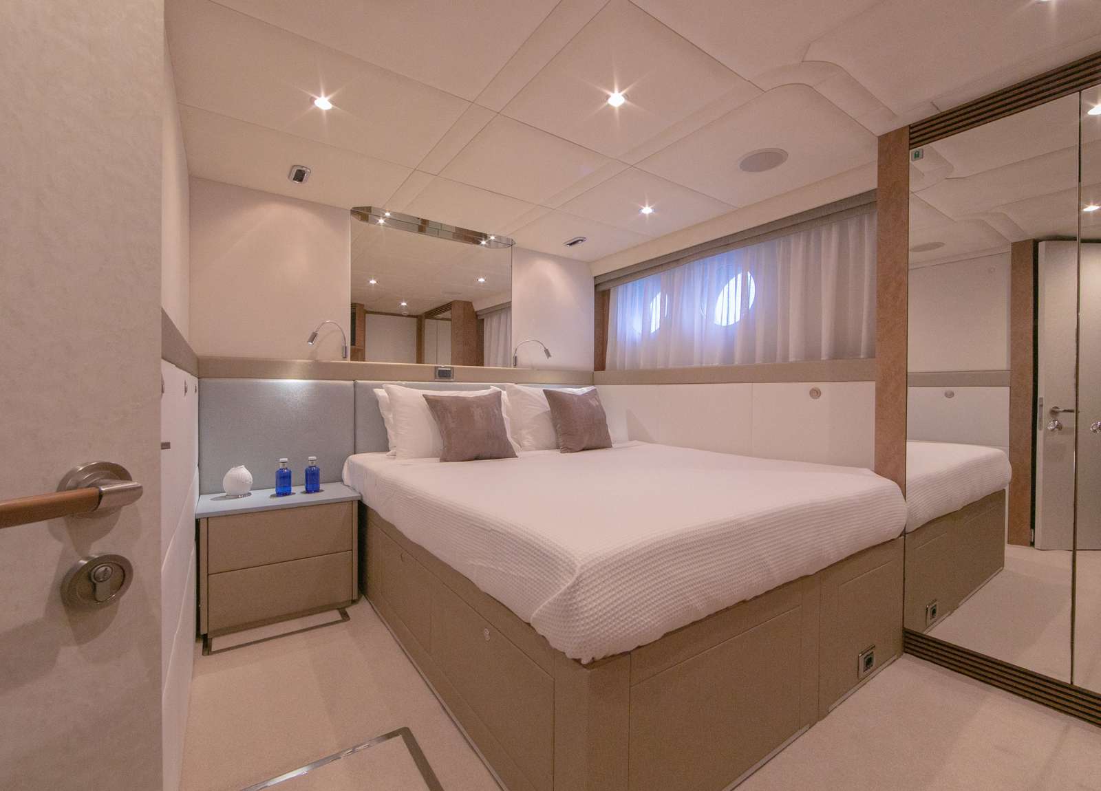 cabin luxusyacht 34m benita blue balearic islands