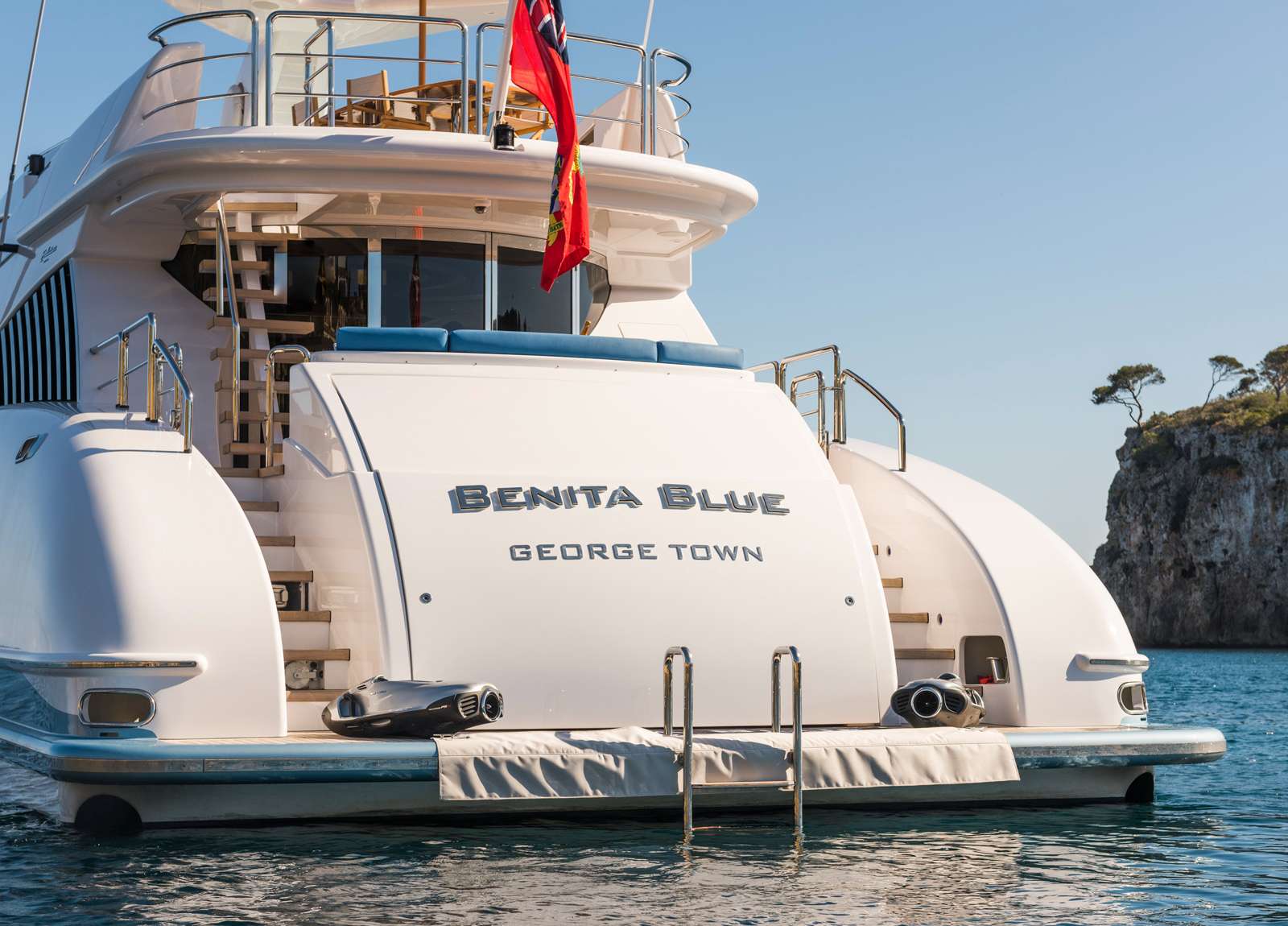 rückseite luxusyacht 34m benita blue balearic islands