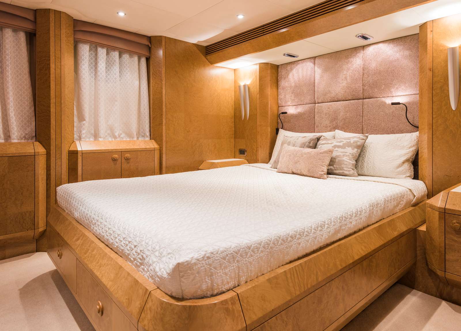vip kabine luxusyacht 34m benita blue balearic islands