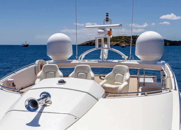 brücke luxusyacht sunseeker predator 84 basad balearic islands