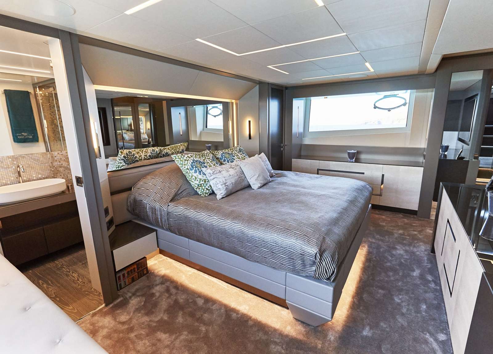 cabin luxusyacht charter pershing 9x baloo iii balearic islands