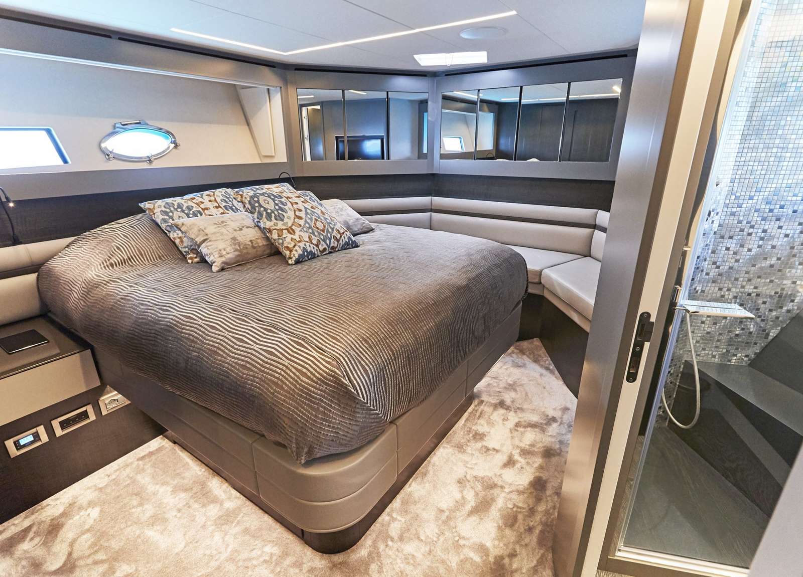 cabin luxusyacht charter pershing 9x baloo iii