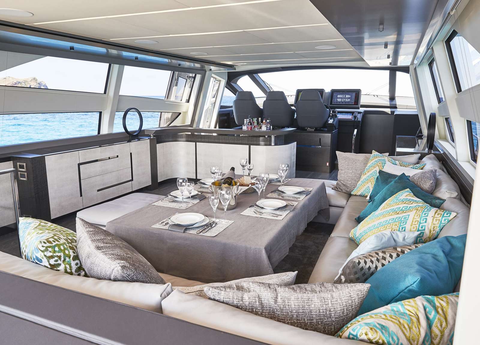 lounge lounge luxusyacht charter pershing 9x baloo iii balearics