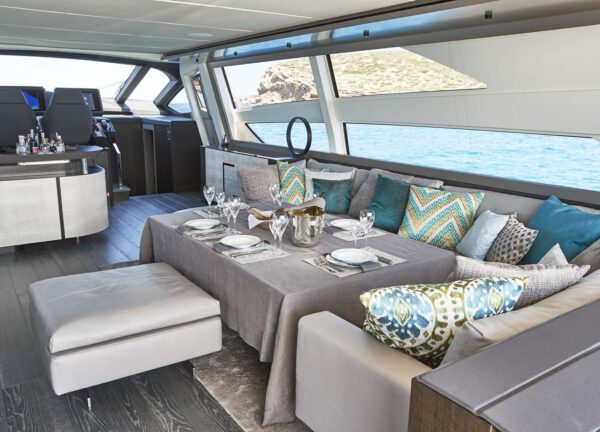 lounge luxusyacht charter pershing 9x baloo iii