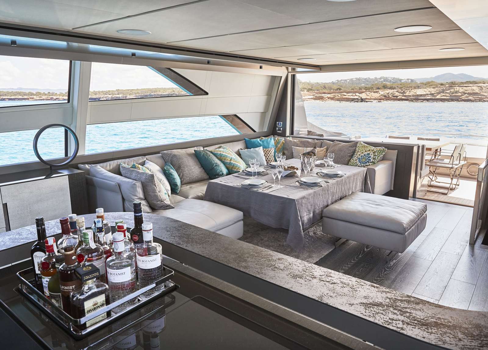 lounge luxusyacht charter pershing 9x baloo iii balearic islands
