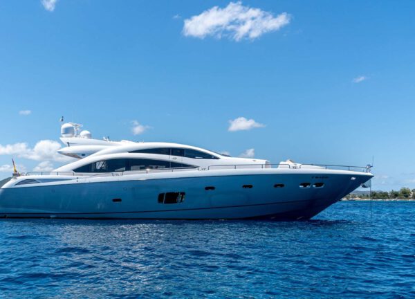 luxusyacht sunseeker predator 84 basad balearics