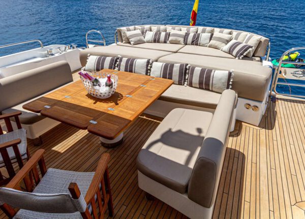 oberdeck luxusyacht sunseeker predator 84 basad