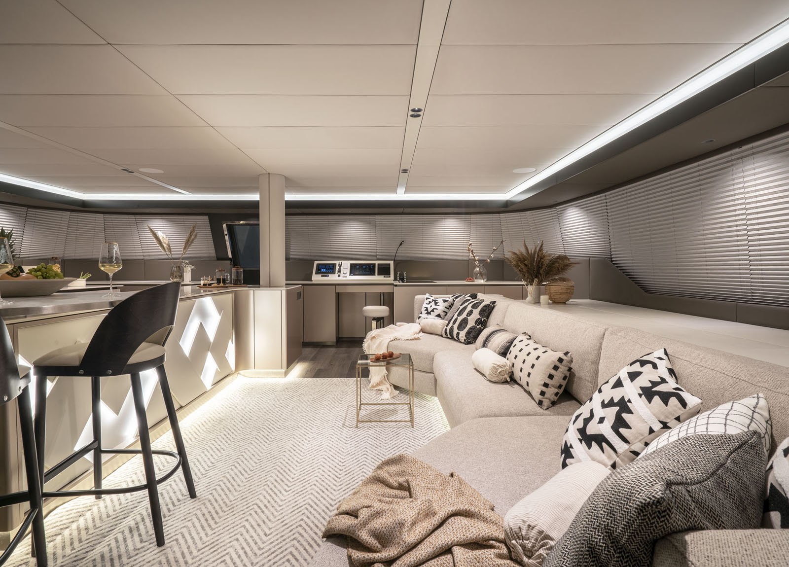 lounge luxury catamaran sunreef 70 yolo