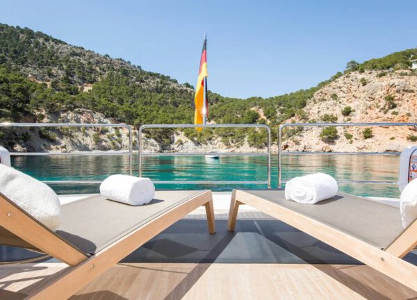 sunchairs luxusyacht pearl tomi westliches mitelmeer