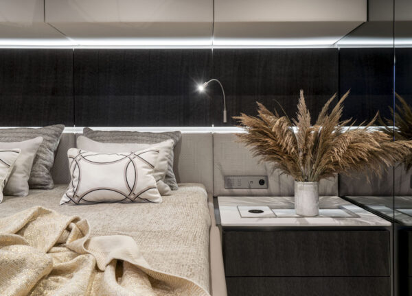vip kabine luxury catamaran charter sunreef 70 yolo