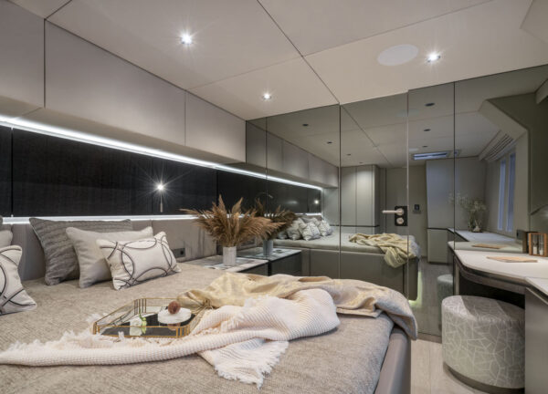 vip kabine luxusyacht catamaran sunreef 70 yolo
