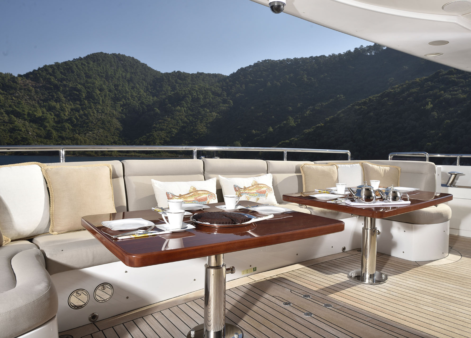 benetti classic 120 quest main deck