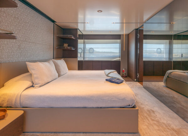 motor yacht aqua cabin