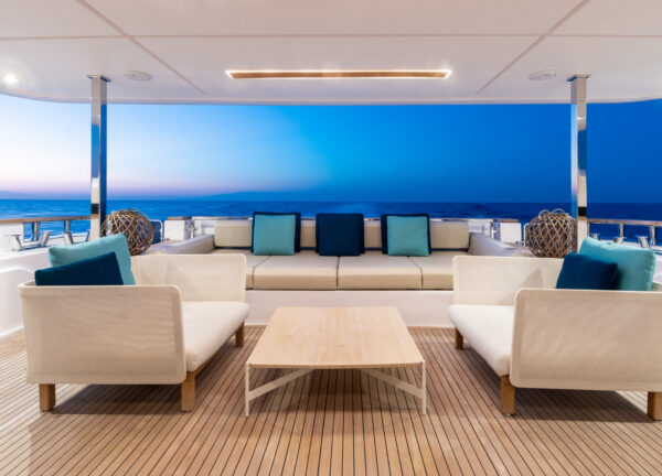 motor yacht aqua lounge